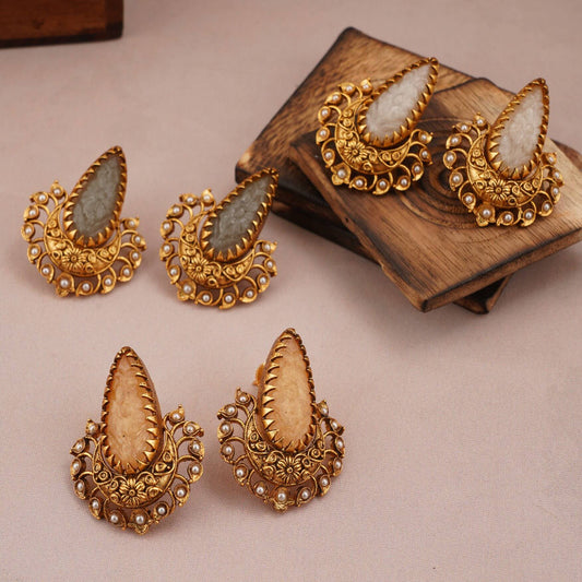 ANTIQUE GOLD FLORAL STONE STUD