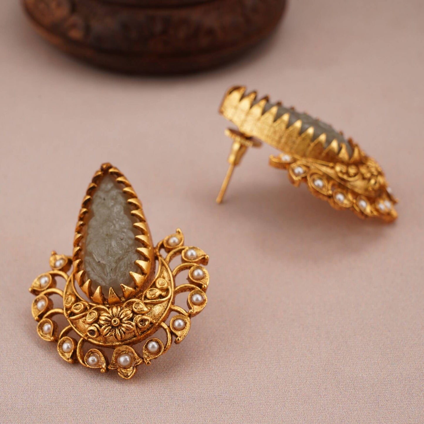 ANTIQUE GOLD FLORAL STONE STUD